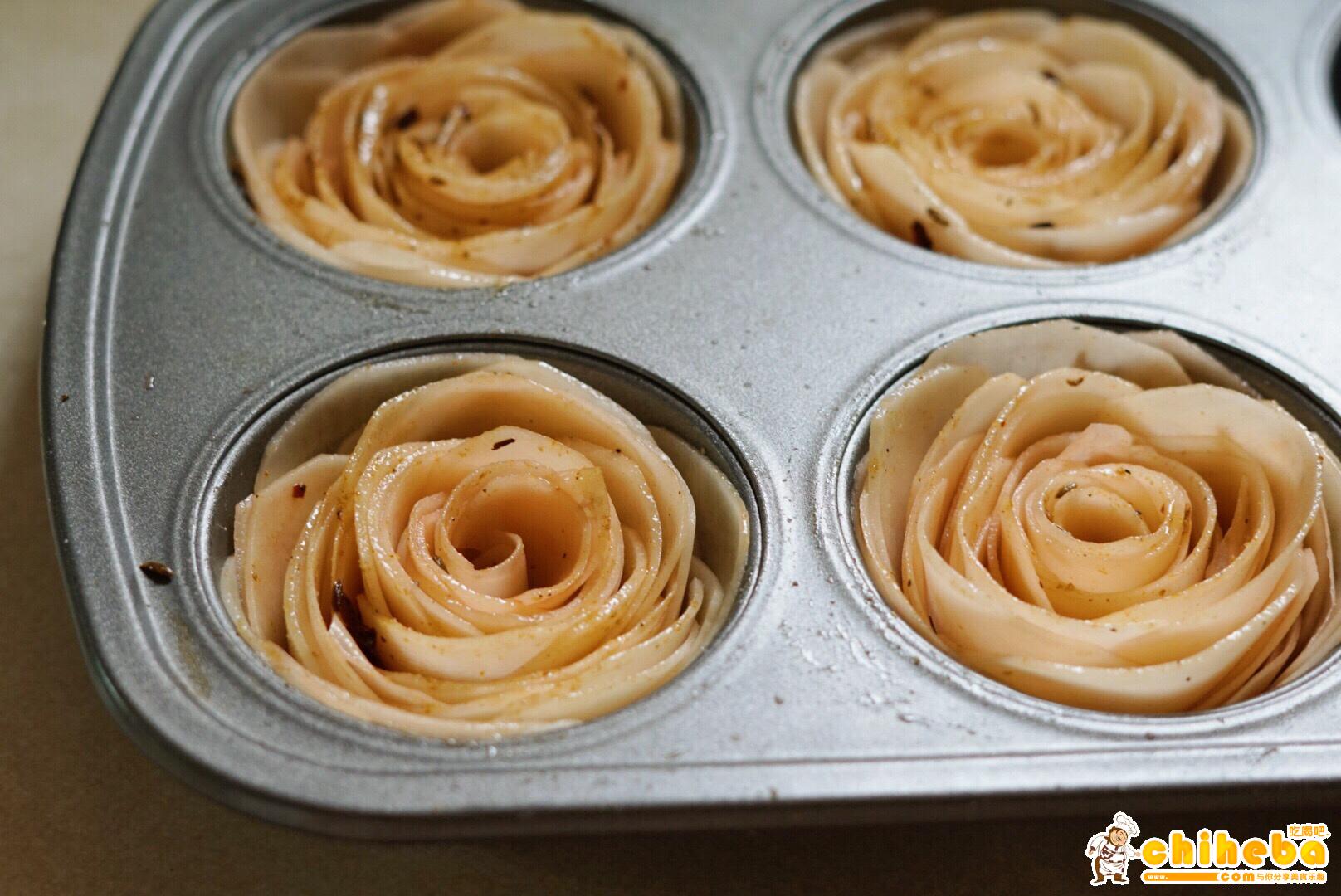 小清新与重口味并存的烤土豆玫瑰花的做法 步骤5